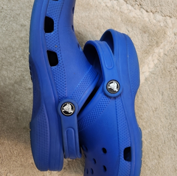 Blue crocs size Youth 4 Womens 6 - Picture 8 of 14